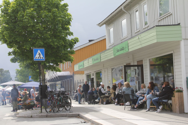 Folk koste seg med kaffe hos Solruns Heimlaga.