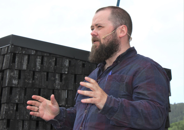 Øyvind Uhlving ledet underholdningen fra scenen på Orkanger Torg.